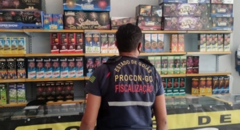 Fiscalização apreende mais de 2 mil fogos de artifício com prazo de validade vencido